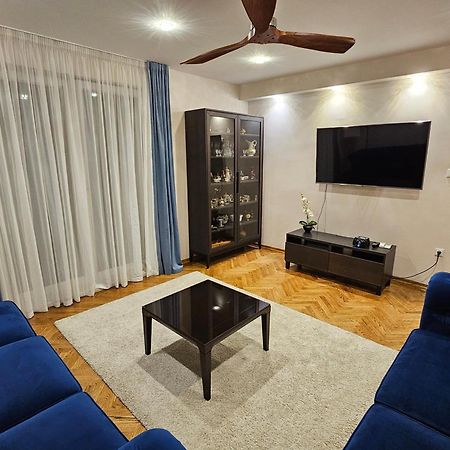 Villa Mater - Luxuriously Equipped Villa With A 15M Long Swimming Pool Zrnovnica Ngoại thất bức ảnh