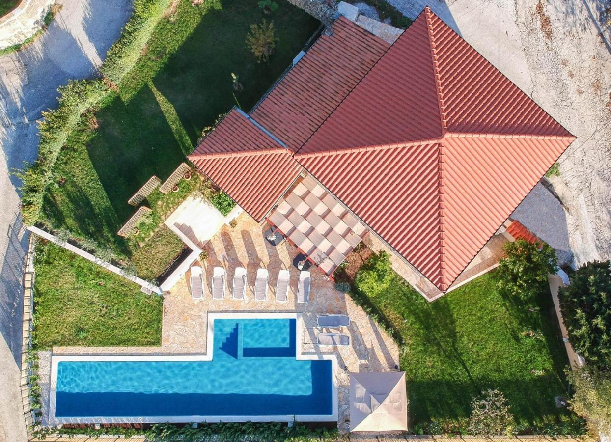 Villa Mater - Luxuriously Equipped Villa With A 15M Long Swimming Pool Zrnovnica Ngoại thất bức ảnh
