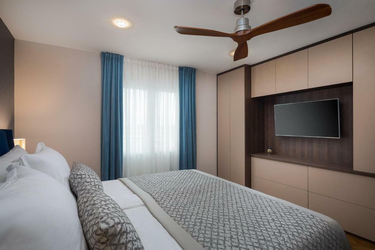 Villa Mater - Luxuriously Equipped Villa With A 15M Long Swimming Pool Zrnovnica Ngoại thất bức ảnh