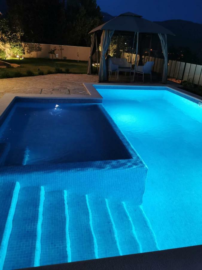 Villa Mater - Luxuriously Equipped Villa With A 15M Long Swimming Pool Zrnovnica Ngoại thất bức ảnh